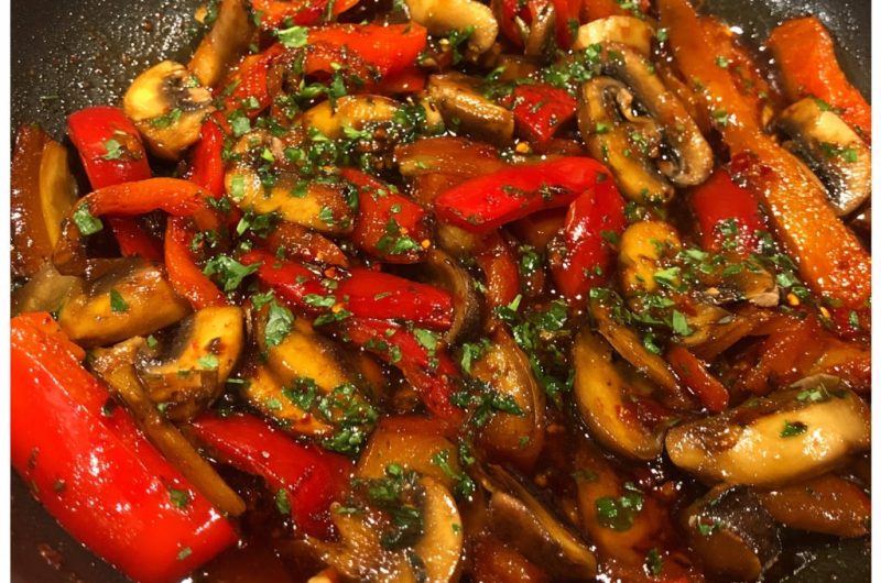 Gebratene Champignons und Paprika