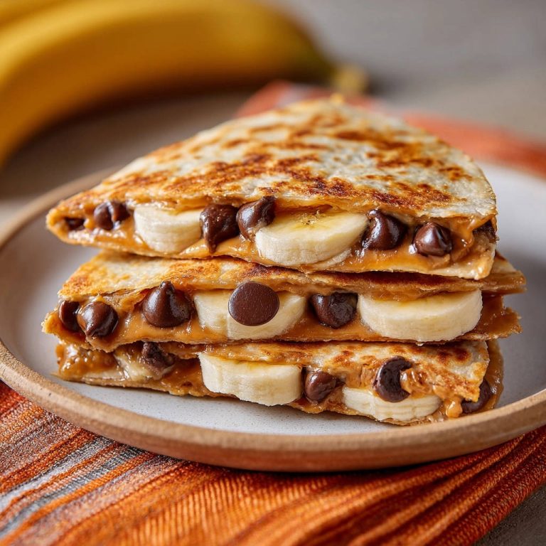 Süße Quesadillas mit Erdnussbutter, Banane und Schokolade im Anschnitt mit geschmolzener Schokolade und Bananenstückchen