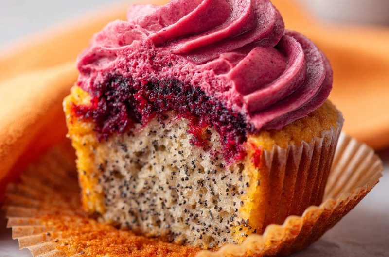 Saftige Mohn-Beeren-Cupcakes