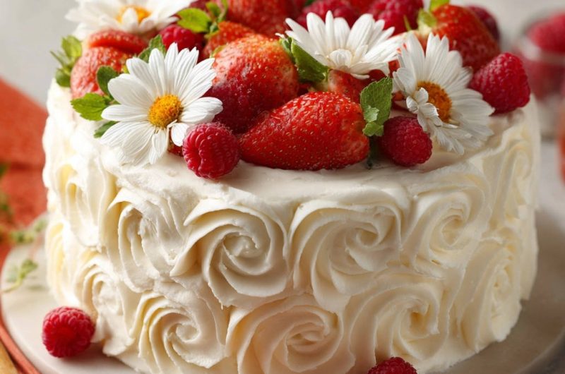 Sommerliche Beeren-Blüten-Torte