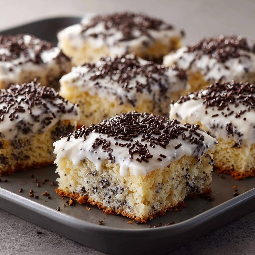 Schoko-Sprenkel-Kuchen angeschnitten, der Anschnitt zeigt die Textur des Kuchens mit Schokostückchen und Zuckerguss.