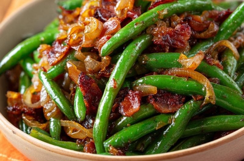 Grüne Bohnen mit Karamellzwiebeln und krossem Speck