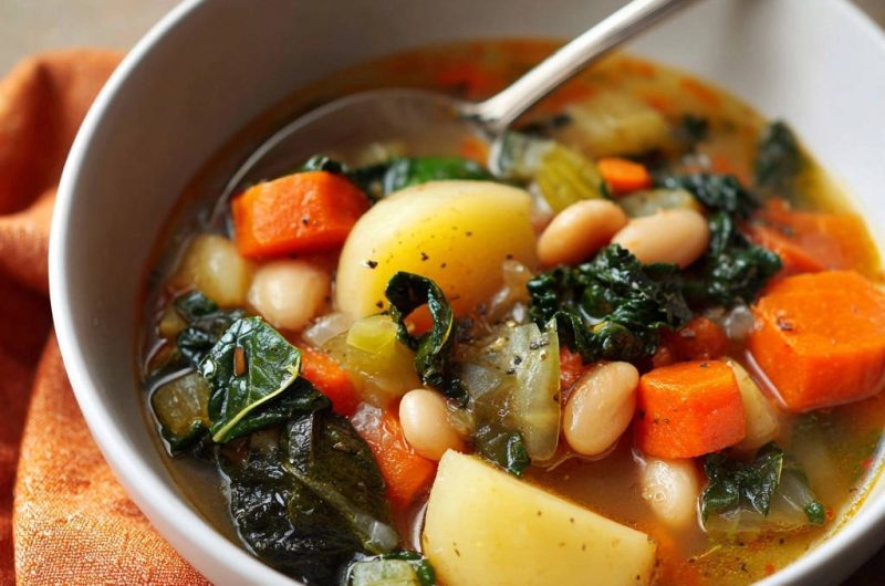 Herzhafte Gemüsesuppe mit weißen Bohnen