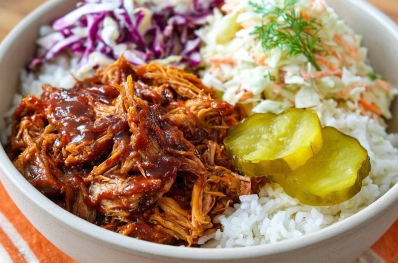 Saftige Pulled Chicken Bowl mit zweierlei Krautsalat