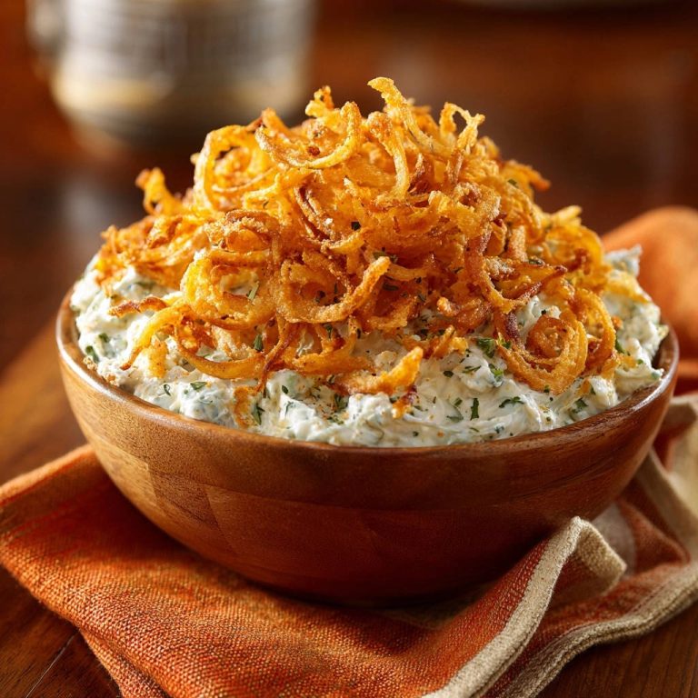 Cremiger Zwiebel-Dip mit hausgemachten Röstzwiebeln als knuspriges Topping in einer Holzschüssel.