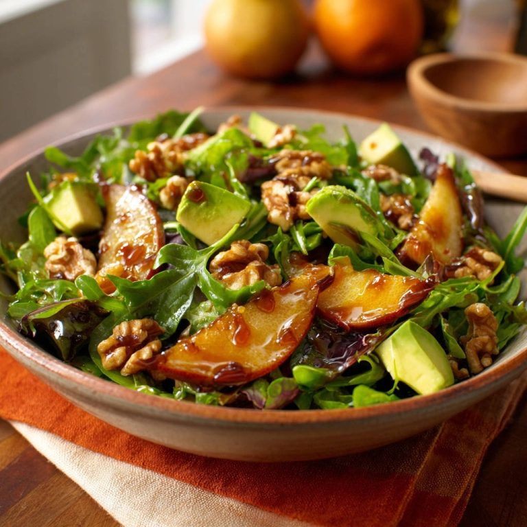 Herbstlicher Birnen-Avocado-Salat mit Walnüssen und karamellisierter Birne, nahaufnahme der Texturen und Aromen.