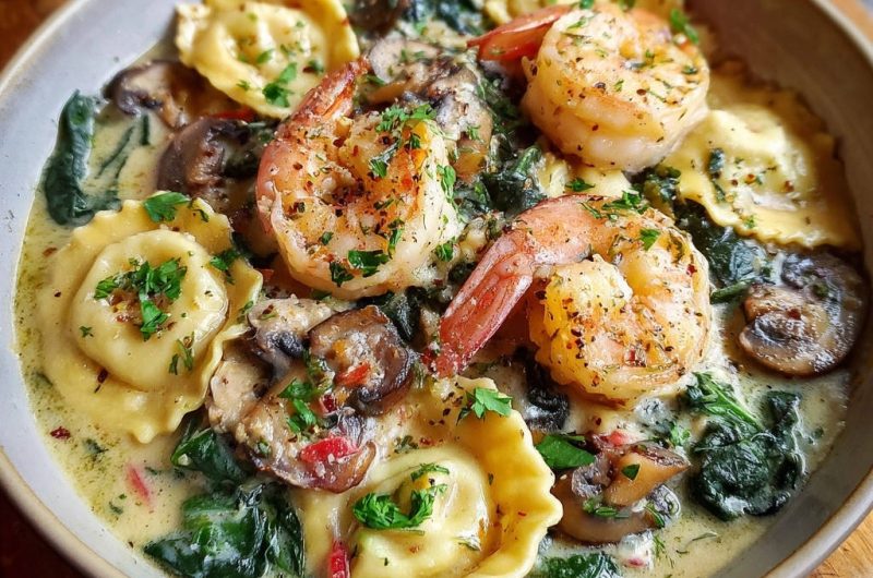 Cremige Ravioli mit gebratenen Garnelen und Pilzen