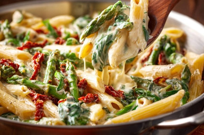Cremige Spargel-Spinat Pasta mit getrockneten Tomaten