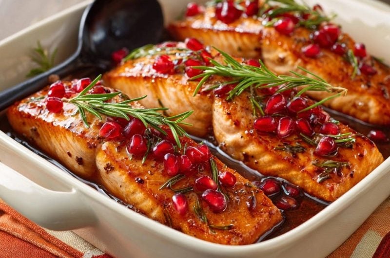 Festlicher Ofenlachs mit Granatapfel-Rosmarin-Glasur