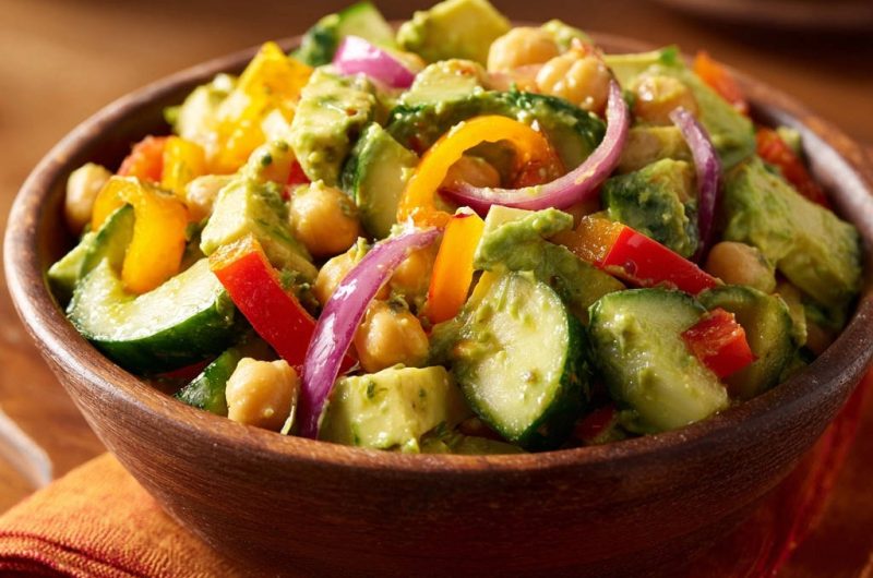 Frischer Kichererbsen-Avocado-Salat