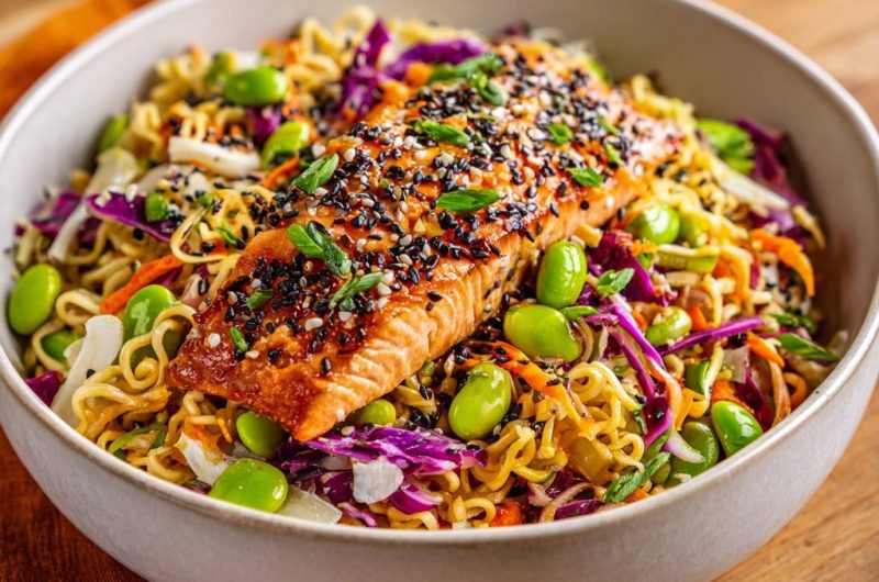 Glasierter Teriyaki-Lachs mit Ramen-Salat