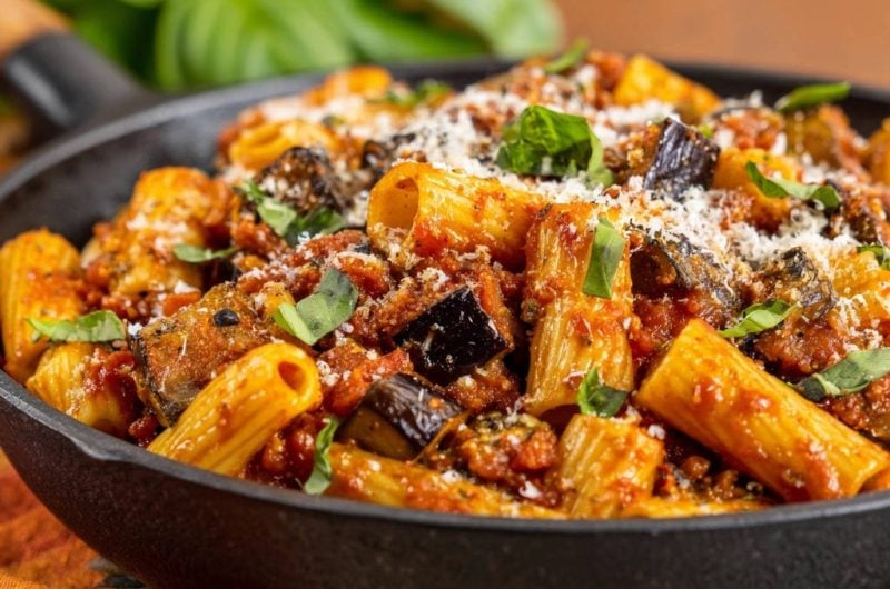 Rigatoni mit herzhaftem Auberginen-Ragu