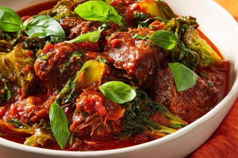 Zartes Rinderschmorgericht mit Wirsing und Tomaten