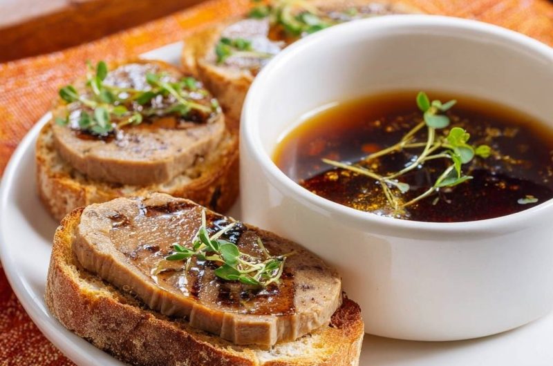 Gebratene Leberwurst-Crostini mit dunklem Dip