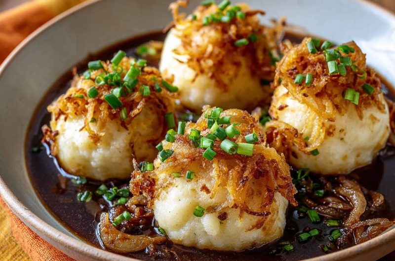 Kartoffelklöße mit knusprigen Zwiebeln