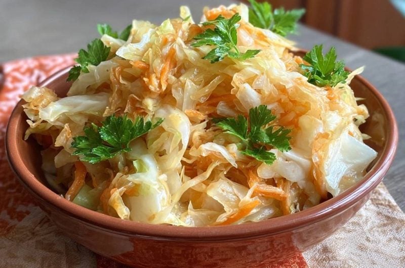 Knackiger Krautsalat mit Karotten