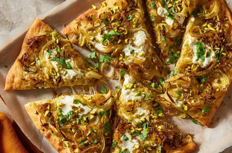 Knuspriger Zwiebel-Pistazien-Fladen mit Feta