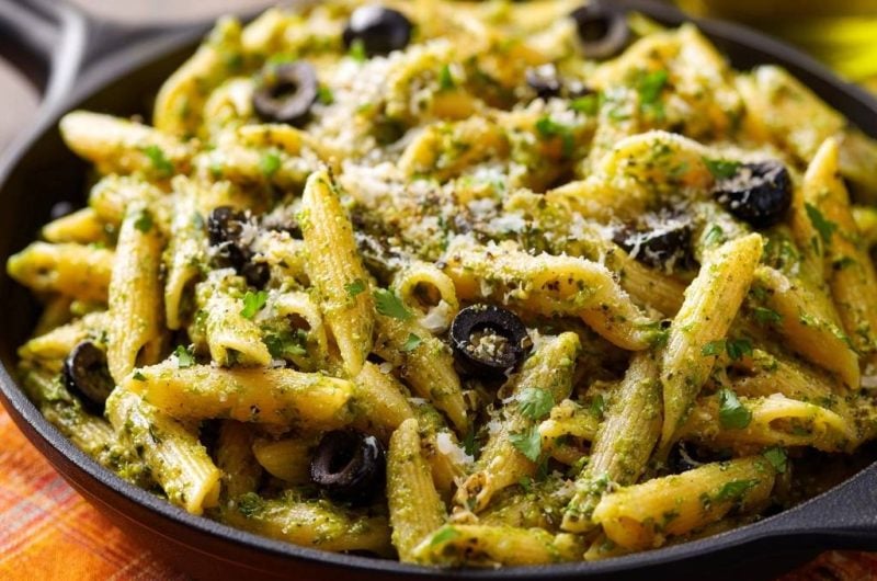 Penne mit Pesto, Oliven & Parmesan