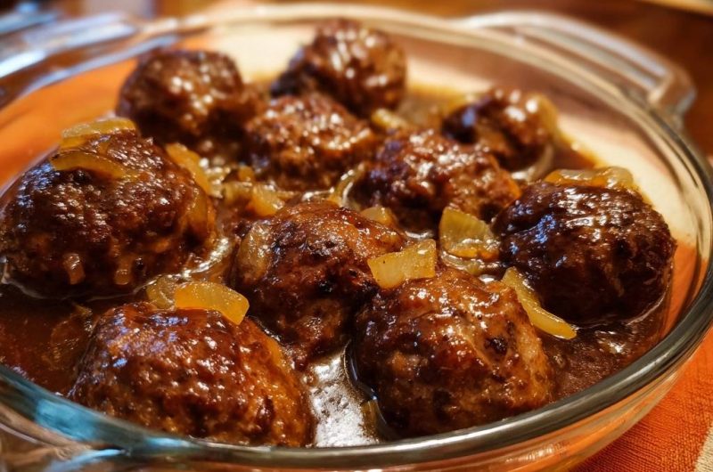 Saftige Rindfleischbällchen in Zwiebelsoße