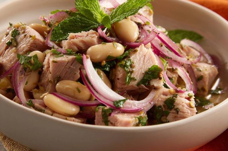 Weißbohnensalat mit Lammfleisch, Minze & roten Zwiebeln