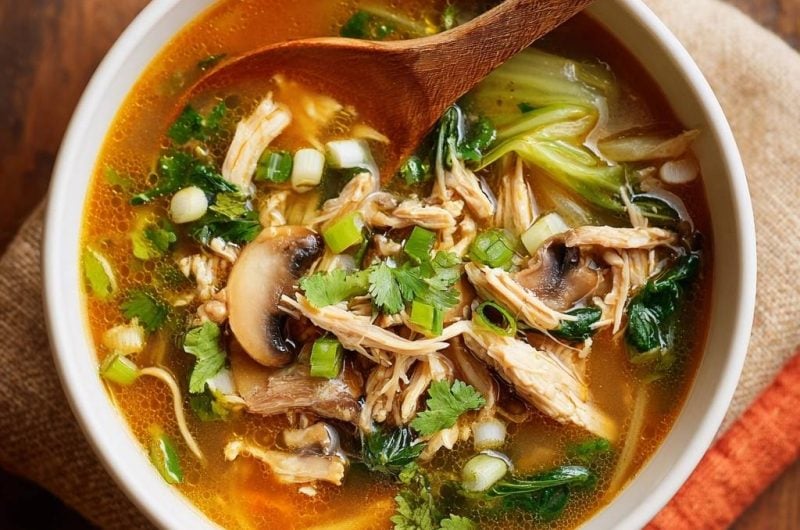 Asiatische Hühnersuppe mit Pak Choi und Pilzen