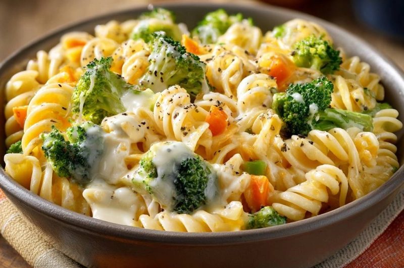 Bunter Brokkoli-Fusilli mit Karotten & Käsesoße