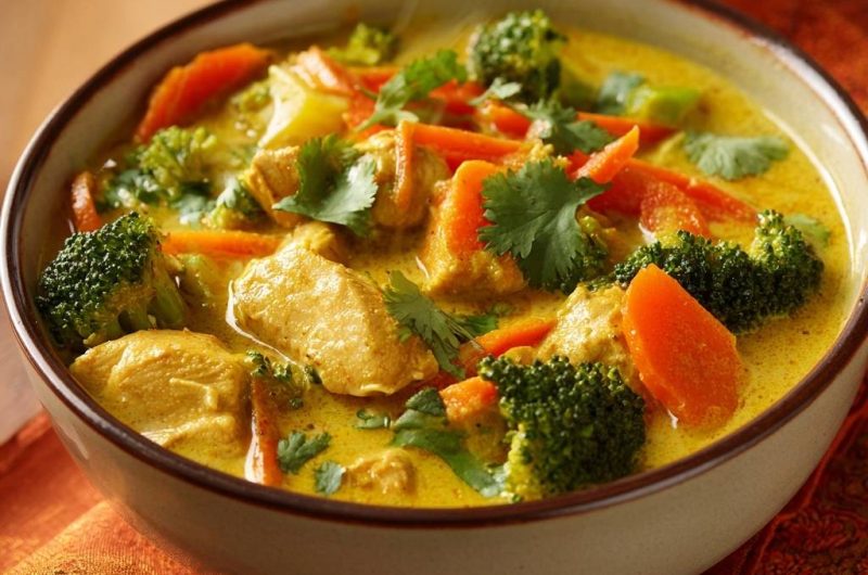 Cremiger Gelber Hähnchen-Curry mit Brokkoli & Karotten