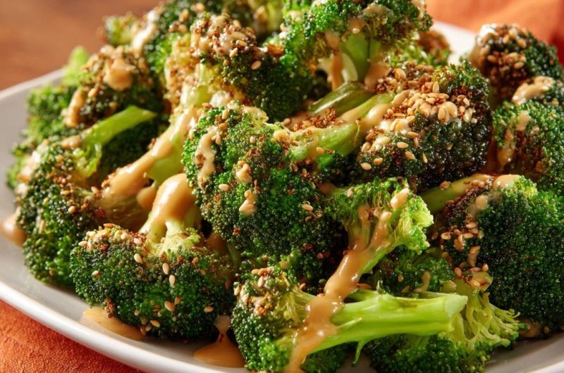 Knackiger Brokkoli mit Erdnuss-Sauce