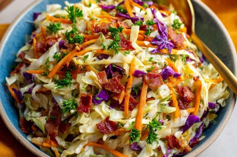 Knackiger Krautsalat mit Speck (Nie wieder wässrig!)