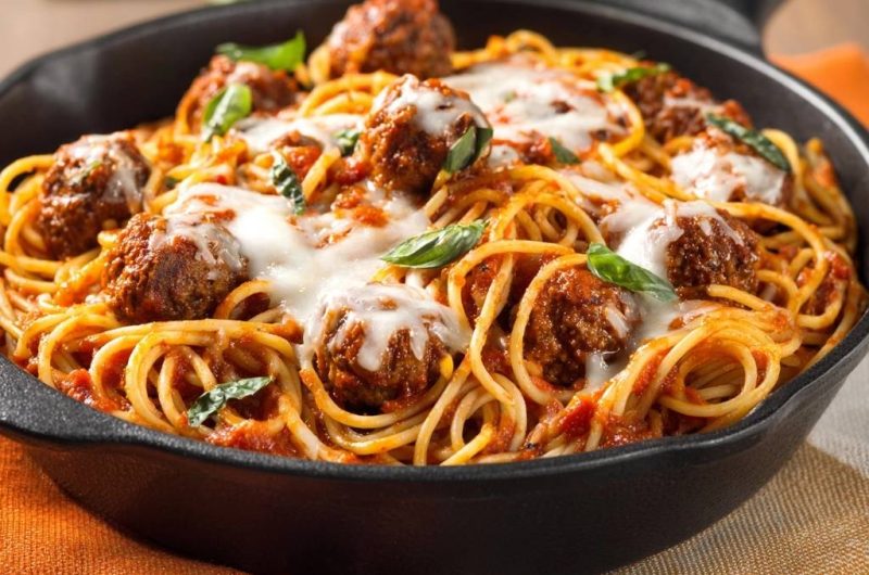 Pfannen-Spaghetti mit saftigen Fleischbällchen