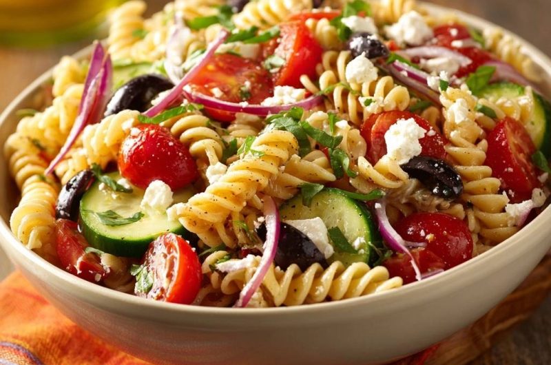 Griechischer Fusilli-Salat