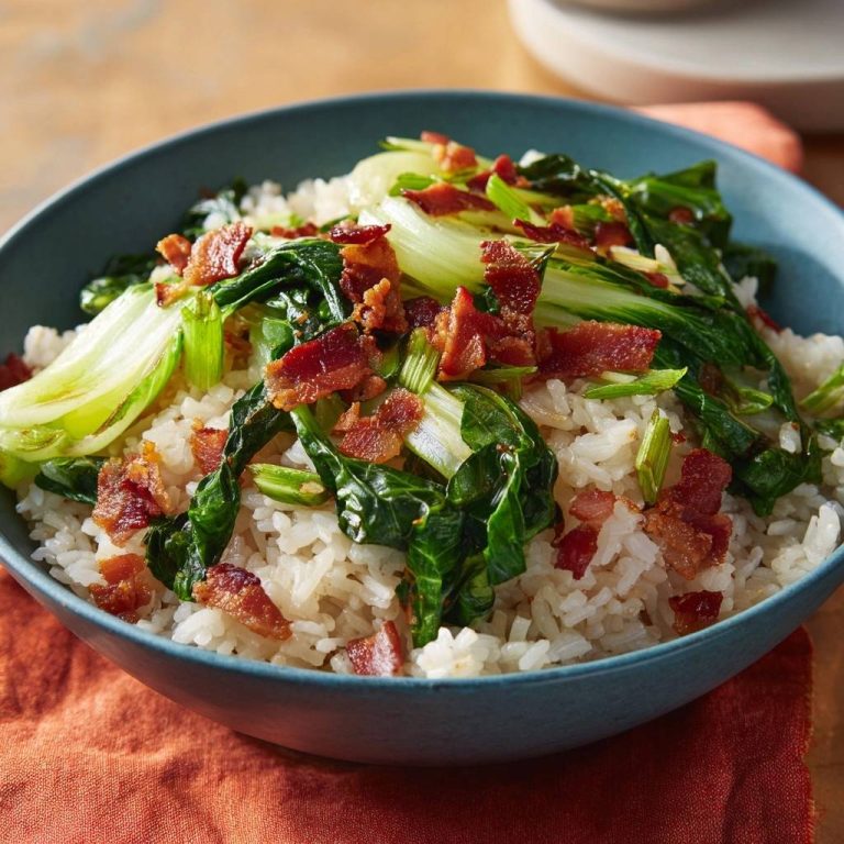 Knuspriger Räuchertofu-Pak-Choi-Reis mit Speck-Topping, serviert in einer blauen Schüssel auf einem orangen Tuch.