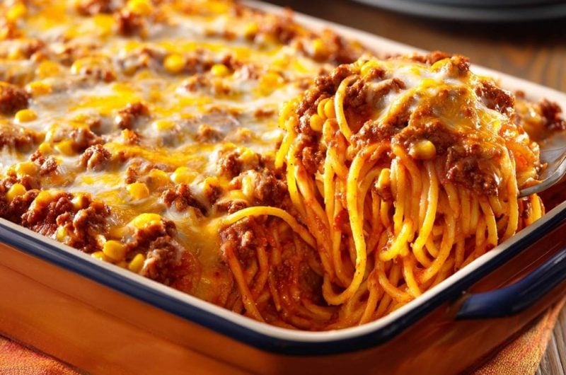 Überbackene Spaghetti mit Hackfleisch, Mais und Käse (Nie wieder matschige Nudeln!)