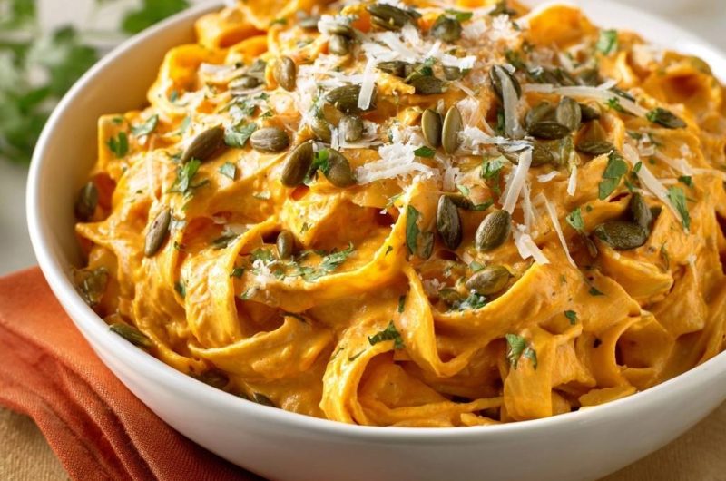 Cremige Kürbis-Tagliatelle mit Parmesan & Kürbiskernen