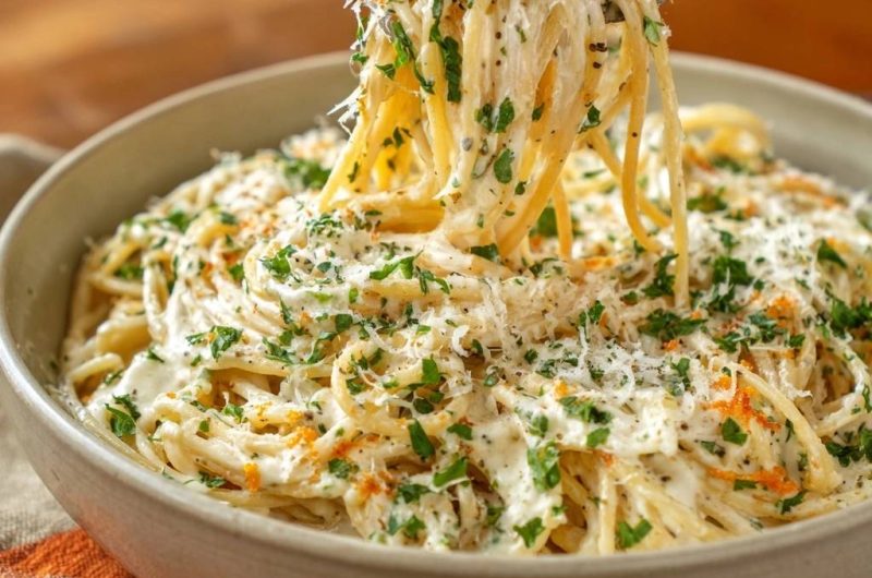 Cremige Zitronen-Spaghetti mit Parmesan & Petersilie