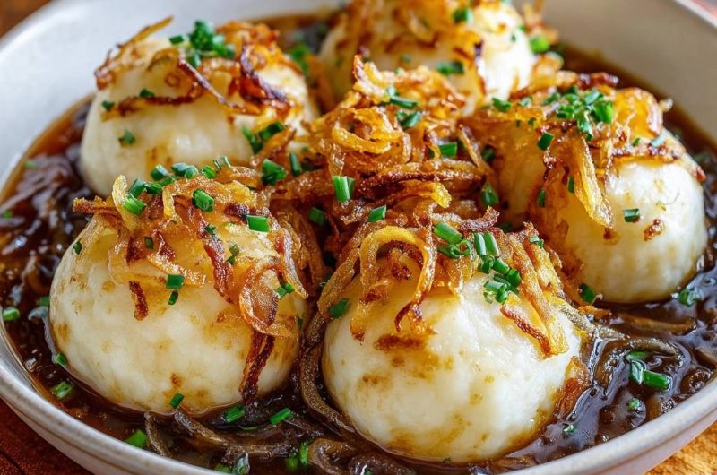 Fluffige Semmelknödel in aromatischer Zwiebelsoße