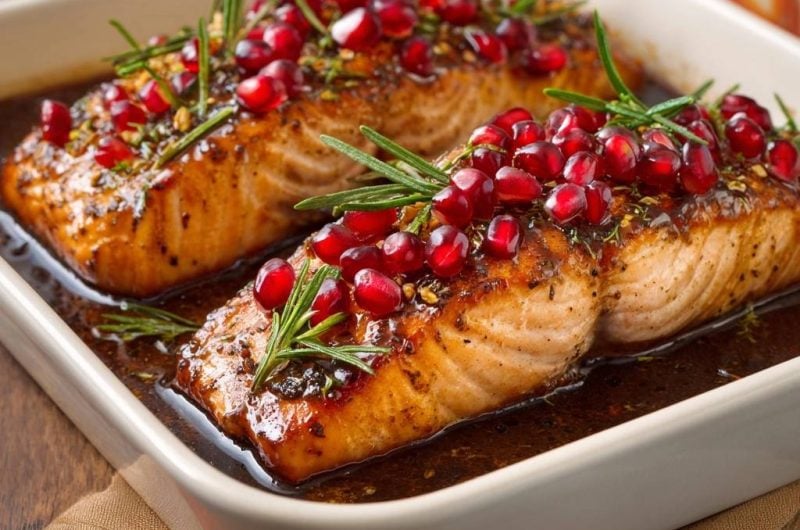 Gebackener Lachs mit Granatapfel-Rosmarin-Glasur (Nie wieder trockener Ofen-Lachs!)