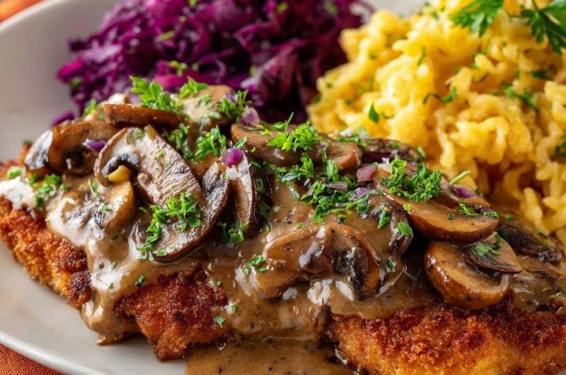 Hähnchenschnitzel mit Pilzrahmsoße, Spätzle und Rotkohl (Nie wieder matschige Panade!)