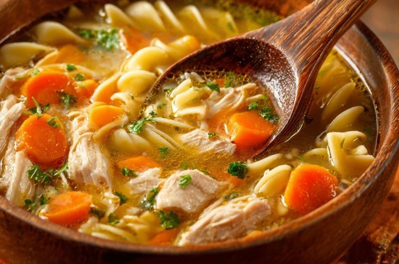 Hausgemachte Hühnersuppe mit Nudeln und Karotten