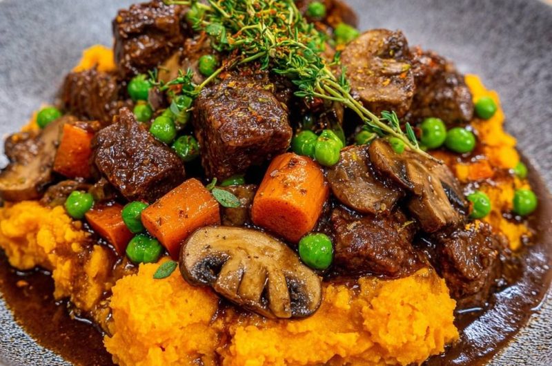 Herzhaftes Rindfleischragout mit Süßkartoffelpüree