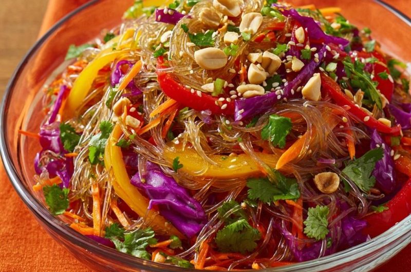 Knackiger Glasnudelsalat mit buntem Gemüse