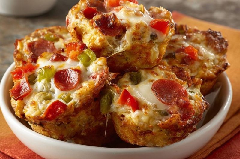 Knusprige Mini-Pizza-Muffins mit Pepperoni & Paprika