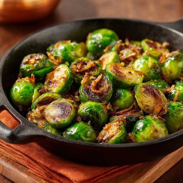 Knuspriger Rosenkohl mit karamellisierten Zwiebeln (Nie matschig!)