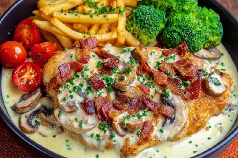 Knuspriges Hähnchen mit Pilz-Bacon-Rahmsauce