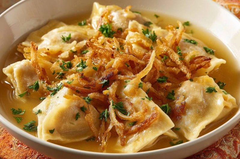 Maultaschen in goldener Brühe mit knusprigen Zwiebeln (Nie wieder matschige Maultaschen!)