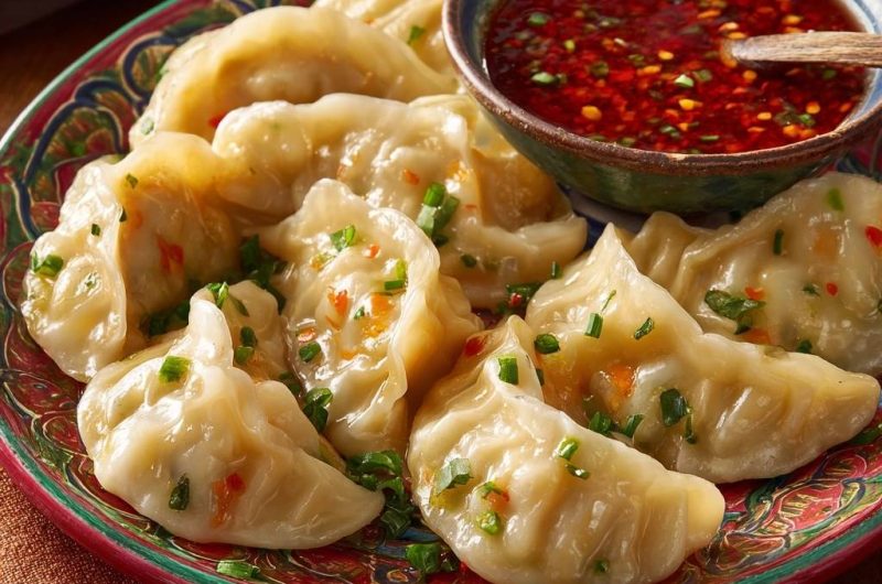 Saftige Gemüse-Momos mit Chili-Dip