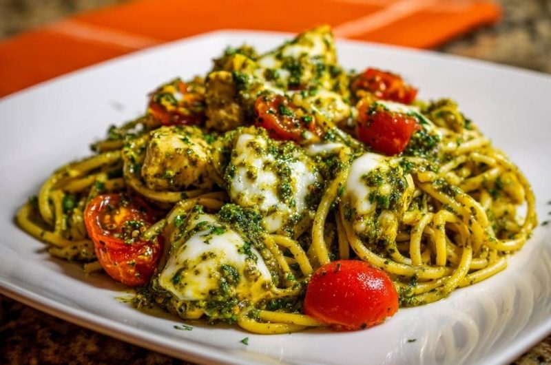 Saftiges Pesto-Hähnchen-Spaghetti mit Burrata