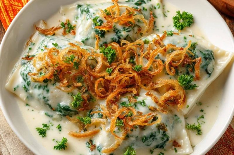 Spinatravioli in cremiger Soße mit knusprigen Zwiebeln