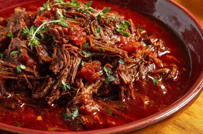 Zartes Rindfleischragout in Tomatensoße