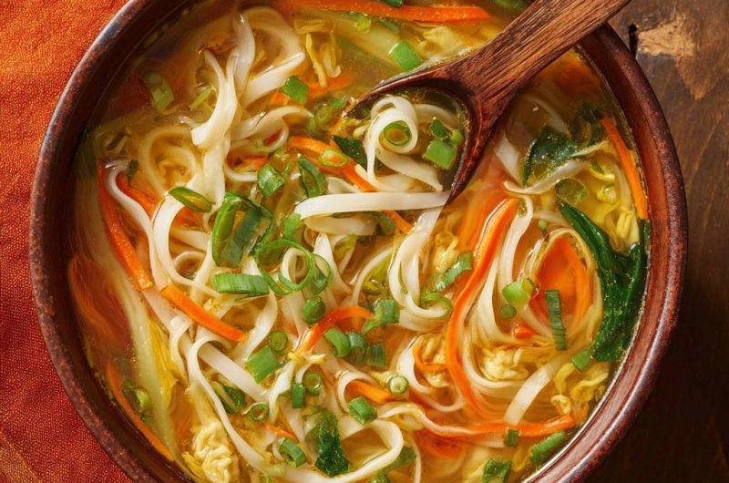 Gemüse-Nudelsuppe